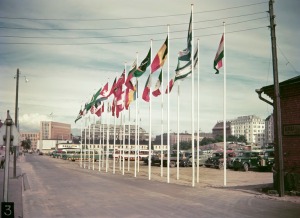 Hgin_olympialaiset_1952_juhlaliputus_linja-autoasemalla_Salomonkadulla_Hgin_kaupunginmuseo_Olymia-kuva_Oy