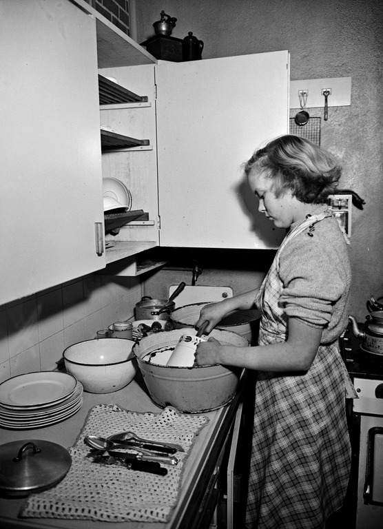 1954 alkuvuosi . Tyttö (Eeva) tiskaamassa asioita.