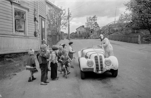 1950 -luku . Pasila, Hertankatu 16, lapsia ihmettelemässä kauppias ja kilpa-ajaja Leo I. Mattilan BMW-merkkistä kilpa-autoa tämän kaupan edessä.