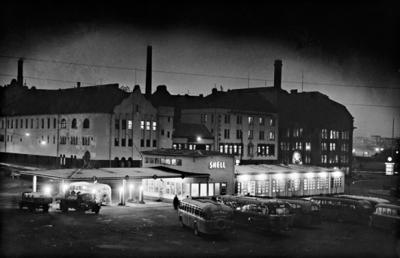 1951 . Oy Shell Ab:n Salomonkadun huoltoasema iltavalaistuksessa. Taustalla Salomonkatu 1, 3.