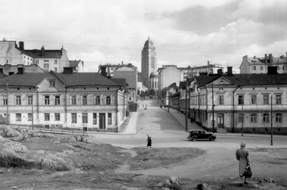 1950 -luku . Toinen Linja 19, 17, 15. Näkymä pitkin Suonionkatua Kallion kirkolle.