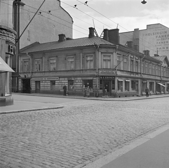 1953 . Uudenmaankatu 30 - Fredrikinkatu 33. Rakennuksessa toimi jalkinekorjaamo Oy Vakava ab, H.  E. Erosen myymälä (hedelmiä ja siirtomaatavaroita).