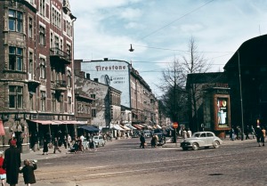 1955 . Wulffin kulma, Mannerheimintien - Pohjoisesplanadin kulma. 1950-luvun autoja ja mainoksia (Upo, Firestone, Philips). Pohjoisesplanadi 41, 39, 37.
